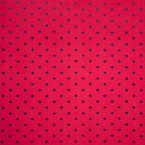Feltro Estampado Laminado Santa Fé Coleção Alegria Poá Preto com Fundo Vermelho 45 x 45 cm - Ref. 50000027
